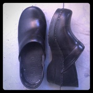 Sanitas black Cabrio leather work clogs sz 35